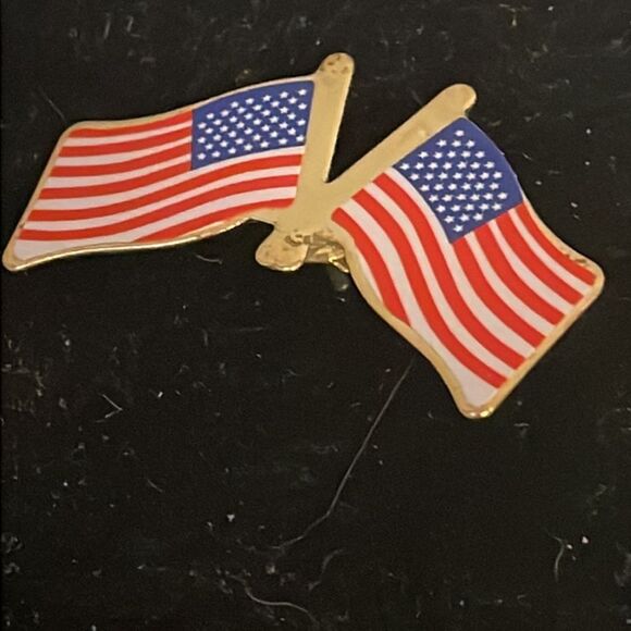 Vintage 1.5” gold tone double U.S. flag hat lapel pin tie tack - Picture 4 of 10